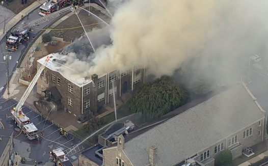 费城近郊Springfield一所天主教学校发生大火,消防员奋力扑救